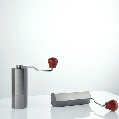 Smerigliatrice manuale di alluminio Hexagonal Adjustable Setting dei chicchi di caffè del metallo per il viaggio della famiglia