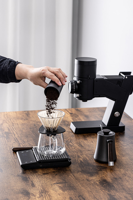 Il caffè ricaricabile Bean Grinder BG58 di aria aperta versa sopra il macinacaffè